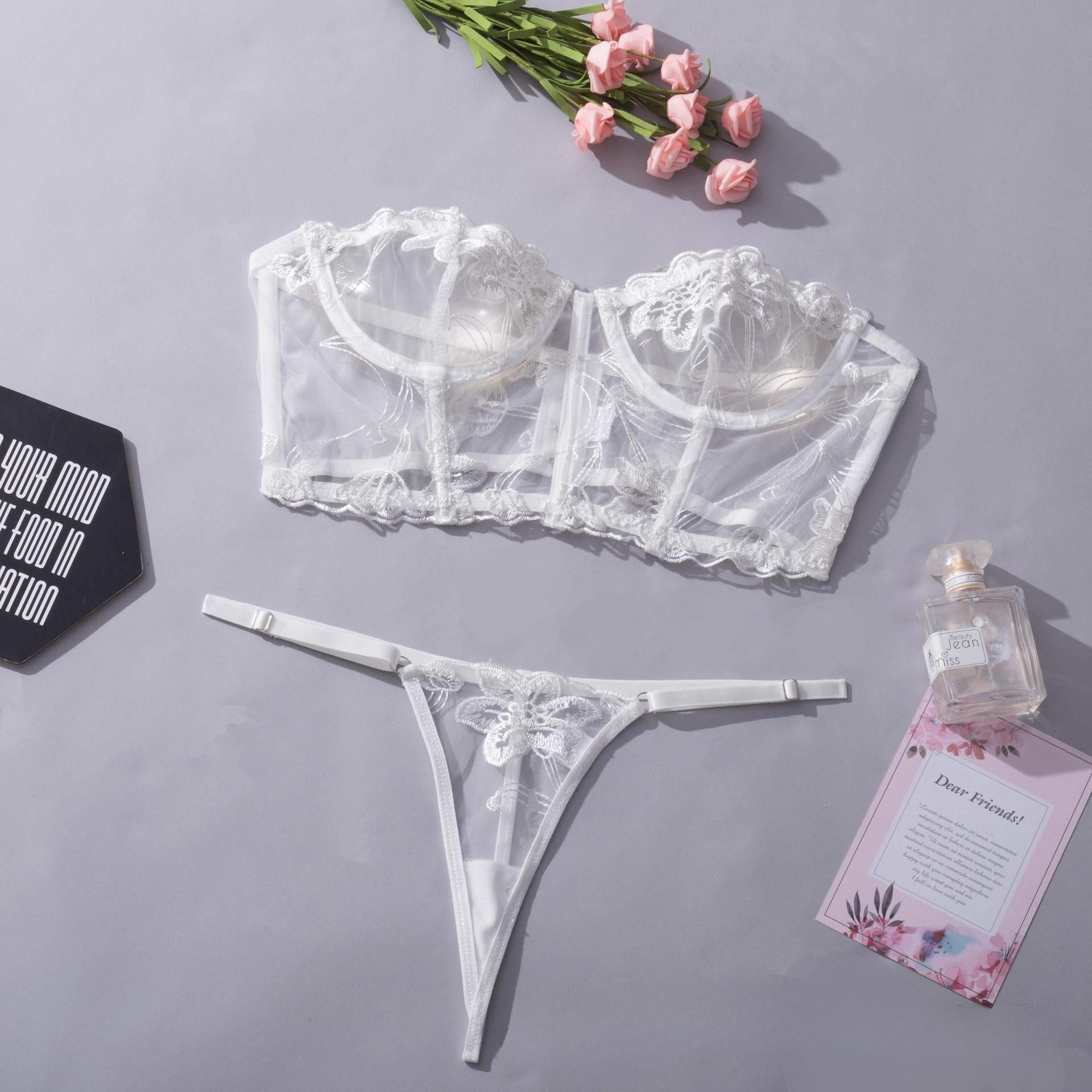 Ensemble de lingerie sexy deux pièces : haut tube transparent brodé, string et tanga.