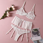 Sexy Dessous-Dreiteiler-Set mit Rock und String.