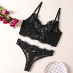 Ensemble deux pièces : soutien-gorge, culotte et string en dentelle unie.