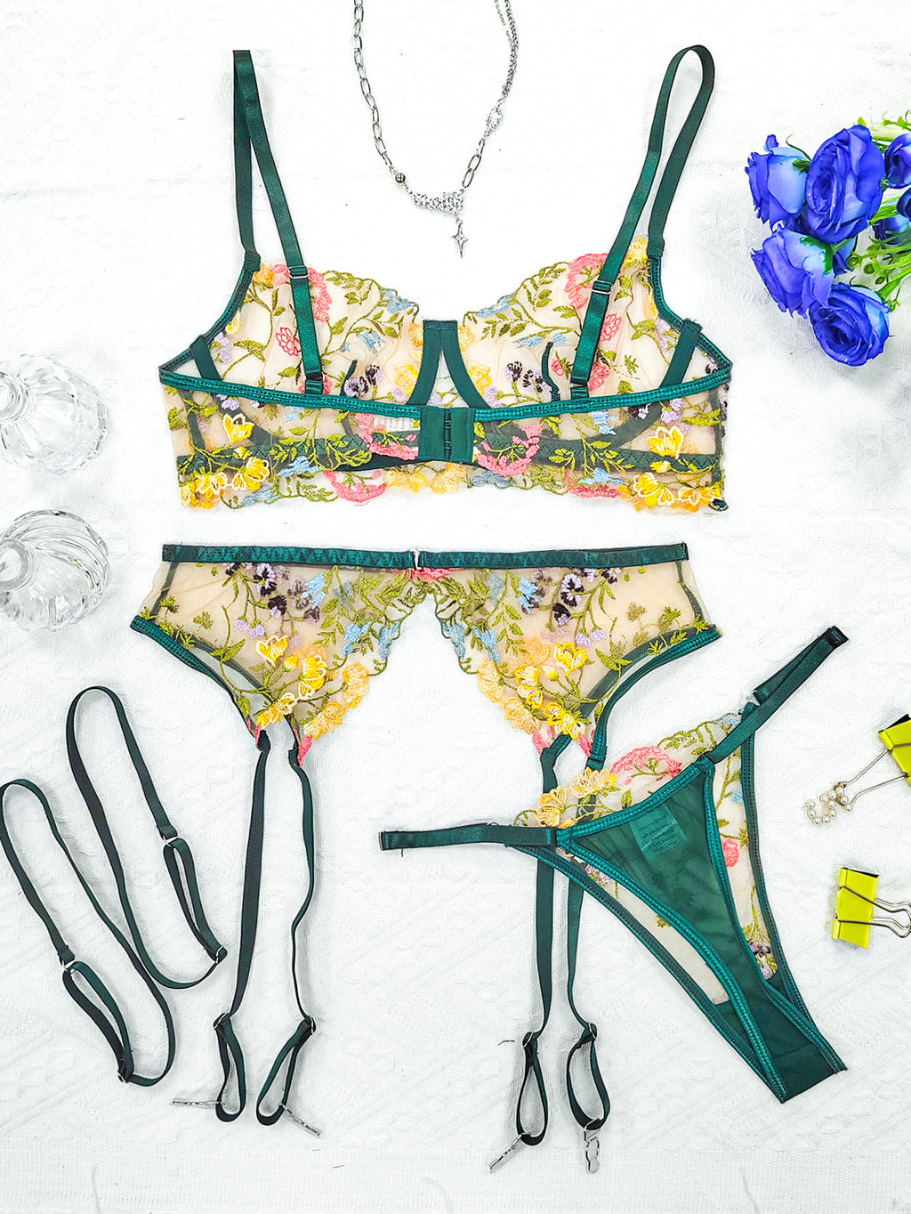 Ensemble de lingerie sexy verte 4 pièces : string, tanga et ourlet en forme de T-shirt avec anneaux pour les jambes